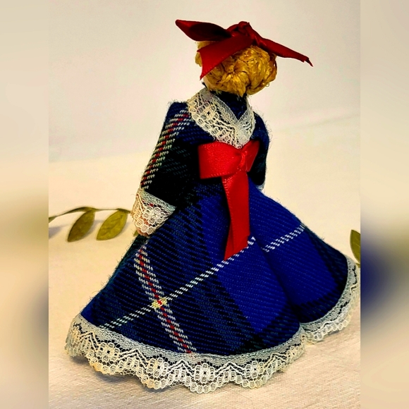 Vintage handcrafted wooden pin doll with folk traditional plaid dress - Picture 7 of 8